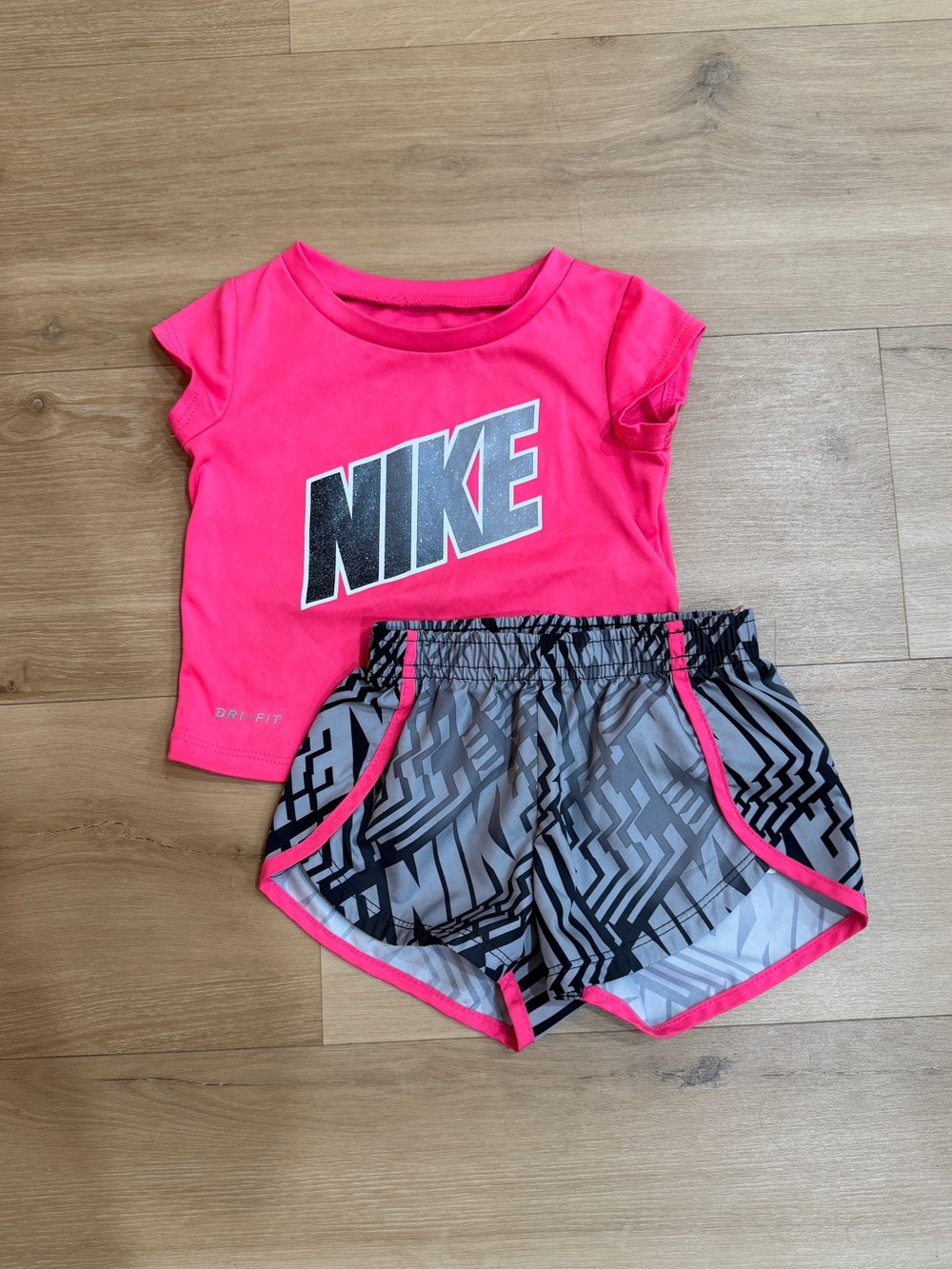 Baby Girl Nike Hot Pink Logo Tee and Gray Patterned Shorts Set - 12 Months - Picture 4 of 8
